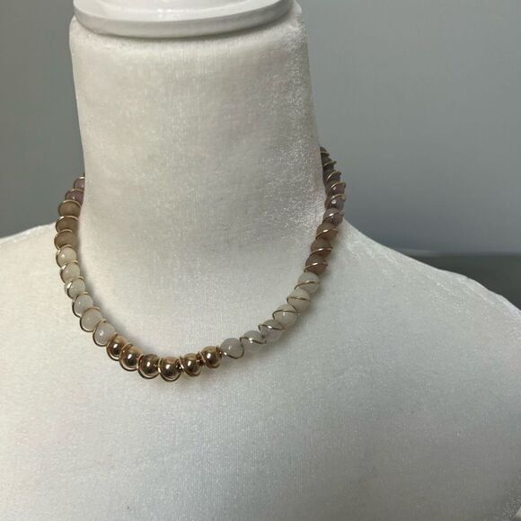 High quality beaded collar necklace with gold tone coil - Picture 5 of 7